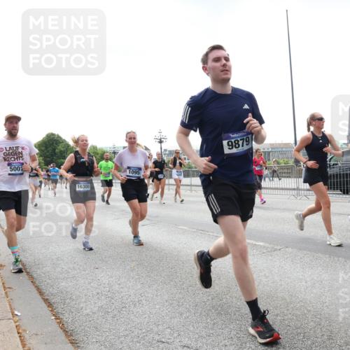 29.06.2025 - hella hamburg halbmarathon Lena Gebhardt http://msf.ph/oto/8430847 29.06.2025 10:44:07 Lombardsbrücke 500, 16308, 1095, 9879, 1026, 1095, 1306, 1310, 1345, 1459, 1519, 1802, 1804, 2073, 2186, 2343, 2610, 2692, 2733, 3065, 3288, 3596, 3597, 4496, 4627, 4636, 4898, 5001, 5127, 5192, 5201, 5293, 5647, 5730, 5731, 5890, 5902, 5905, 6036, 6334, 6895, 6971, 6973, 7205, 7206, 7326, 7489, 7504, 7610, 7818, 7842, 8000, 8058, 8272, 8591, 8763, 8870, 8957, 9073, 9510, 9704, 9879, 10097, 10223, 11825, 11955, 12322, 12803, 12995, 13390, 13906, 14091, 14123, 14654 meine-sportfotos.de