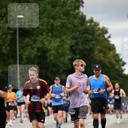 29.06.2025 - hella hamburg halbmarathon Dr. Thomas Lammeyer http://msf.ph/oto/8430947 29.06.2025 10:52:06 Kennedybrücke 1073, 1430, 1434, 1523, 1618, 2163, 2211, 2320, 2407, 2418, 2491, 2882, 3679, 4239, 4974, 5796, 6255, 6256, 6879, 7240, 8105, 8158, 8270, 9018, 9356, 9758, 10075, 10658, 10777, 10903, 11276 meine-sportfotos.de