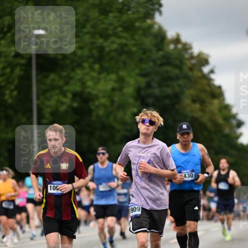 29.06.2025 - hella hamburg halbmarathon Dr. Thomas Lammeyer http://msf.ph/oto/8430966 29.06.2025 10:52:06 Kennedybrücke 1073, 1430, 1434, 1523, 1618, 2163, 2211, 2320, 2407, 2418, 2491, 2882, 3679, 4239, 4974, 5796, 6255, 6256, 6879, 7240, 8105, 8158, 8270, 9018, 9356, 9758, 10075, 10658, 10777, 10903, 11276 meine-sportfotos.de