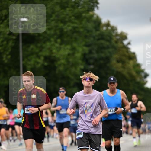 29.06.2025 - hella hamburg halbmarathon Dr. Thomas Lammeyer http://msf.ph/oto/8430971 29.06.2025 10:52:06 Kennedybrücke 1073, 1430, 1434, 1523, 1618, 2163, 2211, 2320, 2407, 2418, 2491, 2882, 3679, 4239, 4974, 5796, 6255, 6256, 6879, 7240, 8105, 8158, 8270, 9018, 9356, 9758, 10075, 10658, 10777, 10903, 11276 meine-sportfotos.de