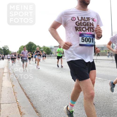 29.06.2025 - hella hamburg halbmarathon Lena Gebhardt http://msf.ph/oto/8430981 29.06.2025 10:44:08 Lombardsbrücke 5001, 1095, 1026, 1095, 1306, 1310, 1345, 1459, 1519, 1802, 1804, 2073, 2186, 2343, 2610, 2692, 2733, 3065, 3288, 3596, 3597, 4496, 4627, 4636, 4898, 5001, 5127, 5192, 5201, 5293, 5647, 5730, 5731, 5890, 5902, 5905, 6036, 6334, 6895, 6971, 6973, 7205, 7206, 7326, 7489, 7504, 7610, 7818, 7842, 8000, 8058, 8272, 8591, 8763, 8870, 8957, 9073, 9510, 9704, 9879, 10097, 10223, 11825, 11955, 12322, 12803, 12995, 13330, 13390, 13906, 14091, 14123, 14654 meine-sportfotos.de