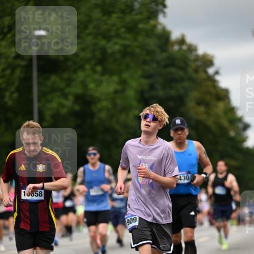 29.06.2025 - hella hamburg halbmarathon Dr. Thomas Lammeyer http://msf.ph/oto/8430995 29.06.2025 10:52:07 Kennedybrücke 1073, 1430, 1434, 1523, 1618, 2163, 2211, 2320, 2407, 2418, 2491, 2882, 3679, 4239, 4974, 5796, 6255, 6256, 6879, 7240, 8105, 8158, 8270, 9018, 9356, 9758, 10075, 10658, 10777, 10903, 11276 meine-sportfotos.de