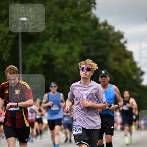 29.06.2025 - hella hamburg halbmarathon Dr. Thomas Lammeyer http://msf.ph/oto/8431002 29.06.2025 10:52:07 Kennedybrücke 1073, 1430, 1434, 1523, 1618, 2163, 2211, 2320, 2407, 2418, 2491, 2882, 3679, 4239, 4974, 5796, 6255, 6256, 6879, 7240, 8105, 8158, 8270, 9018, 9356, 9758, 10075, 10658, 10777, 10903, 11276 meine-sportfotos.de