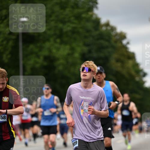 29.06.2025 - hella hamburg halbmarathon Dr. Thomas Lammeyer http://msf.ph/oto/8431033 29.06.2025 10:52:08 Kennedybrücke 1073, 1430, 1434, 1523, 1618, 2163, 2195, 2211, 2320, 2407, 2418, 2491, 2882, 3679, 4239, 4974, 5796, 6255, 6256, 6879, 7240, 8105, 8158, 8270, 9018, 9356, 9758, 10075, 10658, 10777, 10903, 11276 meine-sportfotos.de