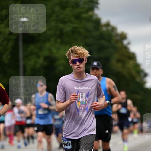 29.06.2025 - hella hamburg halbmarathon Dr. Thomas Lammeyer http://msf.ph/oto/8431049 29.06.2025 10:52:08 Kennedybrücke 1073, 1430, 1434, 1523, 1618, 2163, 2195, 2211, 2320, 2407, 2418, 2491, 2882, 3679, 4239, 4974, 5796, 6255, 6256, 6879, 7240, 8105, 8158, 8270, 9018, 9356, 9758, 10075, 10658, 10777, 10903, 11276 meine-sportfotos.de