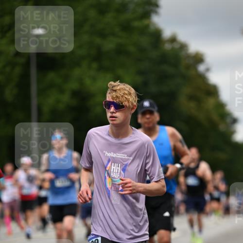 29.06.2025 - hella hamburg halbmarathon Dr. Thomas Lammeyer http://msf.ph/oto/8431062 29.06.2025 10:52:08 Kennedybrücke 1073, 1430, 1434, 1523, 1618, 2163, 2195, 2211, 2320, 2407, 2418, 2491, 2882, 3679, 4239, 4974, 5796, 6255, 6256, 6879, 7240, 8105, 8158, 8270, 9018, 9356, 9758, 10075, 10658, 10777, 10903, 11276 meine-sportfotos.de