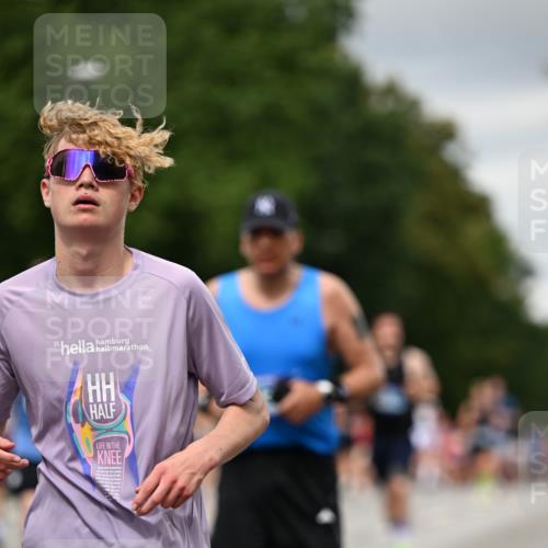 29.06.2025 - hella hamburg halbmarathon Dr. Thomas Lammeyer http://msf.ph/oto/8431114 29.06.2025 10:52:09 Kennedybrücke 1073, 1430, 1434, 1523, 1618, 2163, 2195, 2211, 2320, 2407, 2418, 2491, 2882, 3468, 3679, 4239, 4974, 5796, 6255, 6256, 6879, 7240, 8105, 8158, 8270, 9018, 9356, 9758, 10075, 10658, 10777, 10903, 11276 meine-sportfotos.de