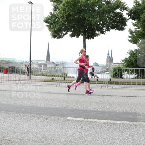 29.06.2025 - hella hamburg halbmarathon Lena Gebhardt http://msf.ph/oto/8431160 29.06.2025 10:44:10 Lombardsbrücke 689, 1571, 1026, 1095, 1306, 1345, 1459, 1519, 1802, 1804, 2073, 2186, 2343, 2610, 2692, 2733, 3065, 3288, 3596, 3597, 4496, 4627, 4636, 4898, 5001, 5127, 5192, 5201, 5293, 5647, 5730, 5731, 5890, 5902, 5905, 6036, 6334, 6895, 7205, 7206, 7326, 7489, 7610, 7818, 7842, 8000, 8058, 8272, 8591, 8763, 8870, 8957, 9073, 9510, 9704, 9879, 10097, 10223, 10303, 10304, 11825, 11955, 12322, 12803, 12995, 13330, 13390, 13906, 14091, 14123, 14654 meine-sportfotos.de