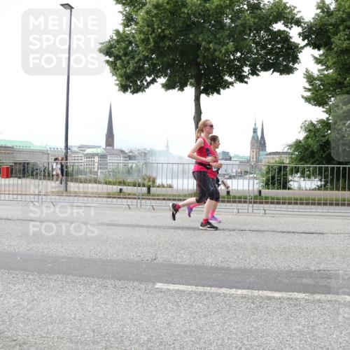 29.06.2025 - hella hamburg halbmarathon Lena Gebhardt http://msf.ph/oto/8431172 29.06.2025 10:44:10 Lombardsbrücke 689, 15715, 1026, 1095, 1306, 1345, 1459, 1519, 1802, 1804, 2073, 2186, 2343, 2610, 2692, 2733, 3065, 3288, 3596, 3597, 4496, 4627, 4636, 4898, 5001, 5127, 5192, 5201, 5293, 5647, 5730, 5731, 5890, 5902, 5905, 6036, 6334, 6895, 7205, 7206, 7326, 7489, 7610, 7818, 7842, 8000, 8058, 8272, 8591, 8763, 8870, 8957, 9073, 9510, 9704, 9879, 10097, 10223, 10303, 10304, 11825, 11955, 12322, 12803, 12995, 13330, 13390, 13906, 14091, 14123, 14654 meine-sportfotos.de