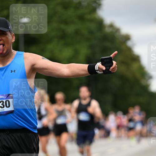 29.06.2025 - hella hamburg halbmarathon Dr. Thomas Lammeyer http://msf.ph/oto/8431206 29.06.2025 10:52:11 Kennedybrücke 1045, 1073, 1430, 1434, 1523, 1618, 2163, 2195, 2320, 2407, 2418, 2491, 2882, 2994, 3468, 3679, 4037, 4239, 4588, 4974, 5796, 6255, 6256, 6879, 7240, 8105, 8158, 8270, 9018, 9356, 10075, 10658, 10777, 10903, 11276 meine-sportfotos.de