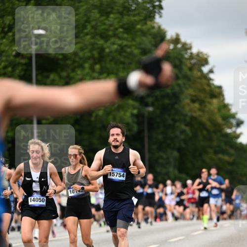 29.06.2025 - hella hamburg halbmarathon Dr. Thomas Lammeyer http://msf.ph/oto/8431227 29.06.2025 10:52:11 Kennedybrücke 1045, 1073, 1430, 1434, 1523, 1618, 2163, 2195, 2320, 2407, 2418, 2491, 2882, 2994, 3468, 3679, 4037, 4239, 4588, 4974, 5796, 6255, 6256, 6879, 7240, 8105, 8158, 8270, 9018, 9356, 10075, 10658, 10777, 10903, 11276 meine-sportfotos.de