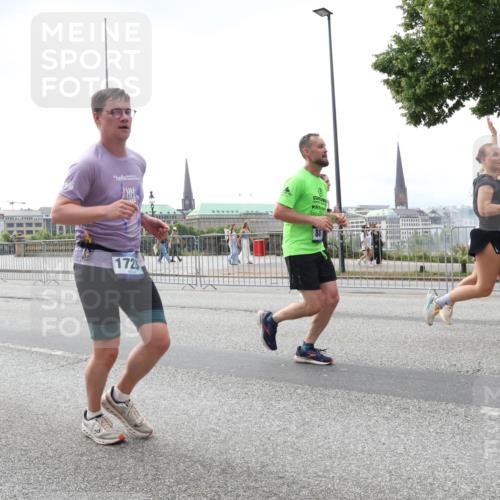 29.06.2025 - hella hamburg halbmarathon Lena Gebhardt http://msf.ph/oto/8431331 29.06.2025 10:44:11 Lombardsbrücke 13973, 1723, 1026, 1095, 1306, 1345, 1459, 1519, 1802, 1804, 2073, 2186, 2343, 2610, 2692, 2733, 3065, 3288, 3596, 3597, 4496, 4627, 4636, 4898, 5001, 5127, 5192, 5201, 5293, 5647, 5730, 5731, 5890, 5902, 5905, 6036, 6334, 6895, 7326, 7489, 7610, 7818, 7842, 8058, 8272, 8591, 8763, 8870, 8957, 9073, 9510, 9704, 9879, 10097, 10223, 10303, 10304, 11825, 11955, 12322, 12803, 12995, 13330, 13390, 13906, 14091, 14123, 14654 meine-sportfotos.de