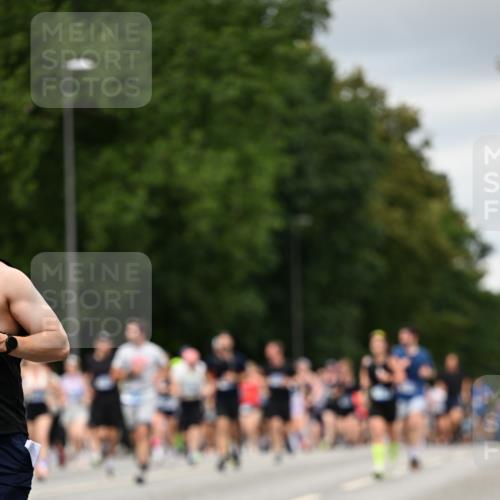 29.06.2025 - hella hamburg halbmarathon Dr. Thomas Lammeyer http://msf.ph/oto/8431350 29.06.2025 10:52:14 Kennedybrücke 1045, 1073, 1430, 1434, 1523, 2148, 2163, 2195, 2320, 2407, 2418, 2491, 2882, 2994, 3468, 3679, 4037, 4239, 4588, 4974, 5796, 6255, 6256, 6879, 8105, 8158, 8270, 9018, 9356, 10075, 10658, 10777, 10903, 10991, 11351 meine-sportfotos.de