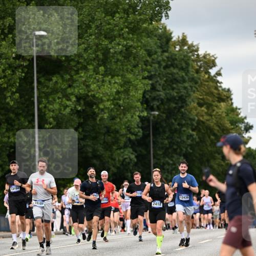 29.06.2025 - hella hamburg halbmarathon Dr. Thomas Lammeyer http://msf.ph/oto/8431436 29.06.2025 10:52:16 Kennedybrücke 1045, 1073, 1430, 1434, 1523, 2148, 2163, 2195, 2320, 2407, 2418, 2882, 2994, 3468, 3504, 3679, 4037, 4239, 4588, 4974, 5796, 6255, 6256, 6879, 7412, 8105, 8158, 8270, 8310, 8948, 9018, 9356, 10075, 10658, 10777, 10903, 10991, 11351 meine-sportfotos.de