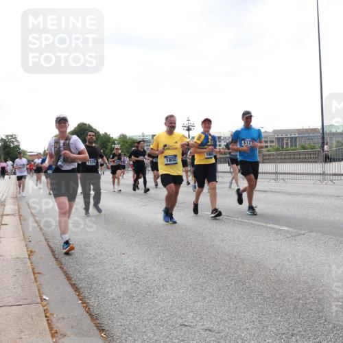 29.06.2025 - hella hamburg halbmarathon Lena Gebhardt http://msf.ph/oto/8431456 29.06.2025 10:44:13 Lombardsbrücke 5127, 1804, 9073, 7326, 1802, 1026, 1095, 1306, 1345, 1459, 1519, 1802, 1804, 2073, 2186, 2343, 2610, 2692, 2733, 3065, 3288, 3596, 3597, 4496, 4627, 4636, 4898, 5001, 5127, 5293, 5647, 5649, 5730, 5731, 5890, 5902, 5905, 6002, 6036, 6334, 6895, 7216, 7326, 7489, 7610, 7818, 7842, 8058, 8272, 8591, 8763, 8870, 8957, 9073, 9510, 9704, 9879, 10223, 10303, 10304, 11825, 11955, 12322, 12409, 12803, 12995, 13262, 13330, 13390, 13906, 14091, 14123, 14654 meine-sportfotos.de