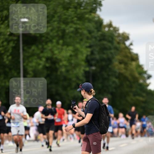 29.06.2025 - hella hamburg halbmarathon Dr. Thomas Lammeyer http://msf.ph/oto/8431467 29.06.2025 10:52:16 Kennedybrücke 1045, 1073, 1430, 1434, 1523, 2148, 2163, 2195, 2320, 2407, 2418, 2882, 2994, 3468, 3504, 3679, 4037, 4239, 4588, 4974, 5796, 6255, 6256, 6879, 7412, 8105, 8158, 8270, 8310, 8948, 9018, 9356, 10075, 10658, 10777, 10903, 10991, 11351 meine-sportfotos.de