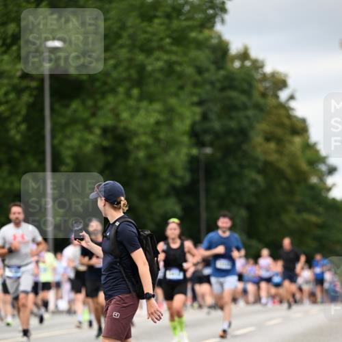 29.06.2025 - hella hamburg halbmarathon Dr. Thomas Lammeyer http://msf.ph/oto/8431491 29.06.2025 10:52:17 Kennedybrücke 1045, 1430, 1434, 1523, 2148, 2163, 2195, 2407, 2418, 2882, 2994, 3468, 3504, 3679, 4037, 4239, 4588, 4974, 5796, 5886, 6255, 6256, 6879, 7412, 8105, 8270, 8310, 8948, 9018, 9356, 10075, 10658, 10777, 10903, 10991, 11351 meine-sportfotos.de