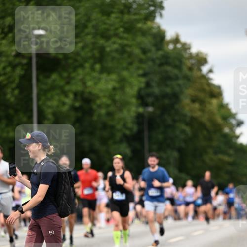 29.06.2025 - hella hamburg halbmarathon Dr. Thomas Lammeyer http://msf.ph/oto/8431505 29.06.2025 10:52:17 Kennedybrücke 1045, 1430, 1434, 1523, 2148, 2163, 2195, 2407, 2418, 2882, 2994, 3468, 3504, 3679, 4037, 4239, 4588, 4974, 5796, 5886, 6255, 6256, 6879, 7412, 8105, 8270, 8310, 8948, 9018, 9356, 10075, 10658, 10777, 10903, 10991, 11351 meine-sportfotos.de