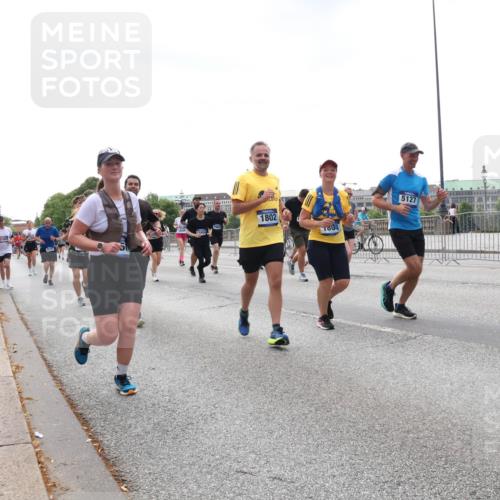 29.06.2025 - hella hamburg halbmarathon Lena Gebhardt http://msf.ph/oto/8431513 29.06.2025 10:44:13 Lombardsbrücke 9073, 1802, 804, 5127, 1026, 1095, 1306, 1345, 1459, 1519, 1802, 1804, 2073, 2186, 2343, 2610, 2692, 2733, 3065, 3288, 3596, 3597, 4496, 4627, 4636, 4898, 5001, 5127, 5293, 5647, 5649, 5730, 5731, 5890, 5902, 5905, 6002, 6036, 6334, 6895, 7216, 7326, 7489, 7610, 7818, 7842, 8058, 8272, 8591, 8763, 8870, 8957, 9073, 9510, 9704, 9879, 10223, 10303, 10304, 11825, 11955, 12322, 12409, 12803, 12995, 13262, 13330, 13390, 13906, 14091, 14123, 14654 meine-sportfotos.de