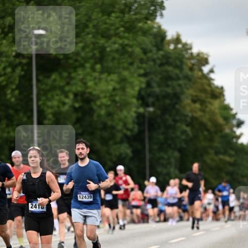 29.06.2025 - hella hamburg halbmarathon Dr. Thomas Lammeyer http://msf.ph/oto/8431604 29.06.2025 10:52:20 Kennedybrücke 1045, 1430, 1434, 1523, 1645, 2148, 2163, 2195, 2407, 2418, 2882, 2994, 3468, 3504, 3679, 3933, 4037, 4239, 4588, 4974, 5796, 5886, 6255, 6256, 6879, 7412, 8270, 8310, 8948, 9018, 9356, 9696, 10075, 10658, 10777, 10903, 10991, 11351 meine-sportfotos.de