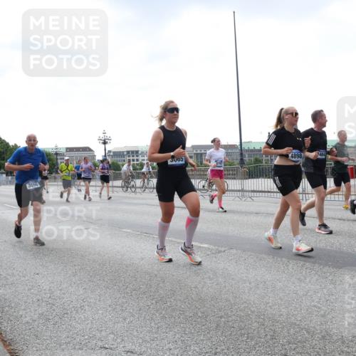 29.06.2025 - hella hamburg halbmarathon Lena Gebhardt http://msf.ph/oto/8431892 29.06.2025 10:44:17 Lombardsbrücke 1380, 3005, 4898, 1484, 3596, 1026, 1095, 1306, 1345, 1459, 1519, 1802, 1804, 2073, 2186, 2343, 2610, 2692, 3065, 3288, 3506, 3596, 4496, 4627, 4636, 4898, 5001, 5127, 5293, 5647, 5649, 5730, 5731, 5890, 5902, 5905, 6002, 6895, 7216, 7326, 7610, 7818, 7842, 8272, 8591, 8763, 8870, 8957, 9073, 9510, 9879, 10006, 10223, 10303, 10304, 10416, 11825, 11955, 12322, 12409, 12803, 12995, 13262, 13288, 13330, 13390, 13906, 14091, 14123, 14350, 14654, 14971 meine-sportfotos.de