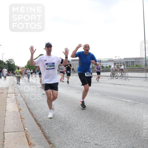29.06.2025 - hella hamburg halbmarathon Lena Gebhardt http://msf.ph/oto/8432009 29.06.2025 10:44:18 Lombardsbrücke 13809, 3596, 1026, 1095, 1306, 1345, 1459, 1519, 1802, 1804, 2073, 2186, 2343, 2610, 2692, 3065, 3288, 3506, 3596, 4496, 4627, 4636, 4898, 5001, 5127, 5293, 5647, 5649, 5730, 5731, 5890, 5902, 5905, 6002, 6895, 7216, 7326, 7610, 7818, 7842, 8272, 8591, 8763, 8870, 8957, 9073, 9510, 9536, 9879, 10006, 10223, 10303, 10304, 10416, 11825, 11955, 12322, 12409, 12803, 12995, 13262, 13288, 13330, 13390, 13906, 14091, 14123, 14350, 14654, 14971 meine-sportfotos.de