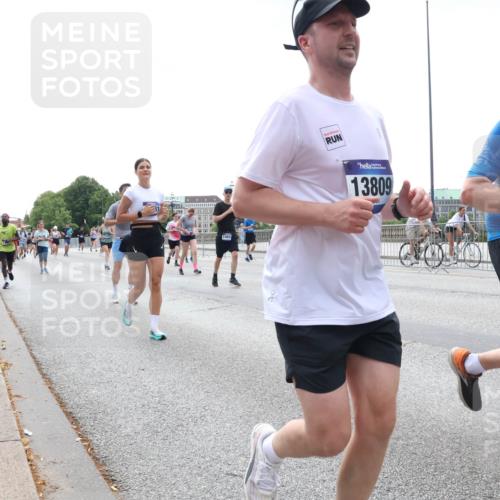 29.06.2025 - hella hamburg halbmarathon Lena Gebhardt http://msf.ph/oto/8432101 29.06.2025 10:44:19 Lombardsbrücke 13809, 34, 1026, 1095, 1306, 1345, 1459, 1519, 1802, 1804, 2073, 2186, 2343, 2610, 2692, 3065, 3288, 3506, 3596, 4496, 4627, 4636, 4898, 5001, 5127, 5293, 5647, 5649, 5730, 5731, 5902, 5905, 6002, 6895, 7216, 7326, 7610, 7818, 7842, 8272, 8591, 8763, 8870, 8957, 9073, 9510, 9536, 9879, 10006, 10223, 10303, 10304, 10416, 11825, 11955, 12322, 12409, 12803, 12995, 13262, 13288, 13330, 13390, 13906, 14091, 14123, 14350, 14654, 14971 meine-sportfotos.de