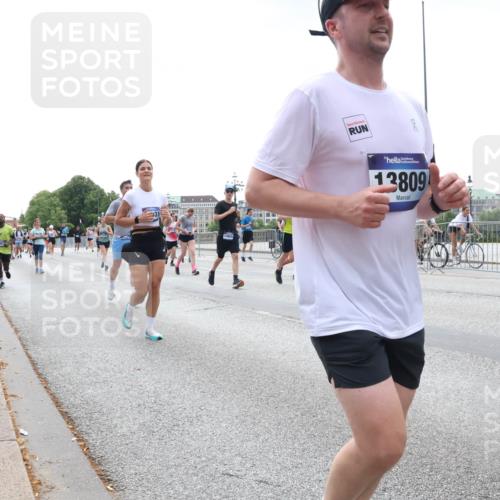29.06.2025 - hella hamburg halbmarathon Lena Gebhardt http://msf.ph/oto/8432113 29.06.2025 10:44:19 Lombardsbrücke 13809, 355, 1026, 1095, 1306, 1345, 1459, 1519, 1802, 1804, 2073, 2186, 2343, 2610, 2692, 3065, 3288, 3506, 3596, 4496, 4627, 4636, 4898, 5001, 5127, 5293, 5647, 5649, 5730, 5731, 5902, 5905, 6002, 6895, 7216, 7326, 7610, 7818, 7842, 8272, 8591, 8763, 8870, 8957, 9073, 9510, 9536, 9879, 10006, 10223, 10303, 10304, 10416, 11825, 11955, 12322, 12409, 12803, 12995, 13262, 13288, 13330, 13390, 13906, 14091, 14123, 14350, 14654, 14971 meine-sportfotos.de