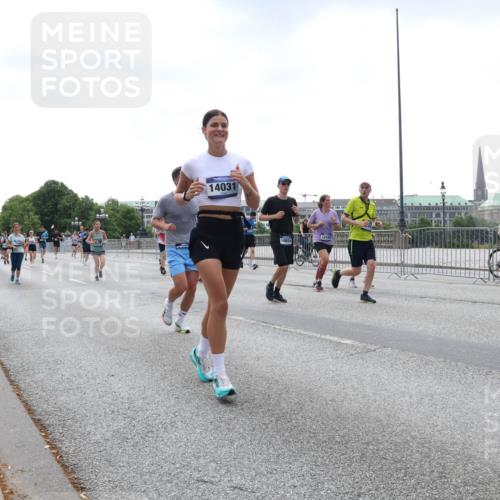 29.06.2025 - hella hamburg halbmarathon Lena Gebhardt http://msf.ph/oto/8432161 29.06.2025 10:44:20 Lombardsbrücke 14031, 14654, 12445, 1026, 1095, 1306, 1345, 1459, 1519, 1802, 1804, 2073, 2186, 2343, 2610, 2692, 3065, 3288, 3506, 3596, 4496, 4627, 4636, 4898, 5001, 5127, 5647, 5649, 5730, 5731, 5902, 5905, 6002, 6895, 7216, 7326, 7610, 7818, 7842, 8272, 8591, 8763, 8870, 8957, 9073, 9510, 9536, 9879, 10006, 10223, 10303, 10304, 10416, 11825, 11955, 12322, 12409, 12803, 12995, 13262, 13288, 13330, 13390, 13906, 14091, 14123, 14350, 14654, 14971, 18454, 18459 meine-sportfotos.de