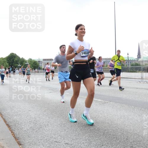29.06.2025 - hella hamburg halbmarathon Lena Gebhardt http://msf.ph/oto/8432190 29.06.2025 10:44:21 Lombardsbrücke 7818, 14031, 12445, 2343, 1026, 1095, 1306, 1345, 1459, 1519, 1802, 1804, 2073, 2186, 2343, 2610, 2692, 3065, 3506, 3596, 4496, 4627, 4636, 4898, 4968, 5001, 5127, 5355, 5647, 5649, 5730, 5731, 5902, 5905, 6002, 6895, 7216, 7326, 7610, 7818, 7842, 8272, 8591, 8763, 8870, 8957, 9073, 9397, 9510, 9536, 9879, 10006, 10223, 10303, 10304, 10416, 11825, 11955, 12322, 12409, 12803, 12995, 13262, 13288, 13330, 13390, 13906, 14091, 14123, 14350, 14654, 14971, 18454, 18459 meine-sportfotos.de