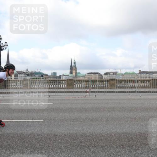 29.06.2025 - hella hamburg halbmarathon Lena Gebhardt http://msf.ph/oto/8432234 29.06.2025 09:00:52 Lombardsbrücke 301 meine-sportfotos.de