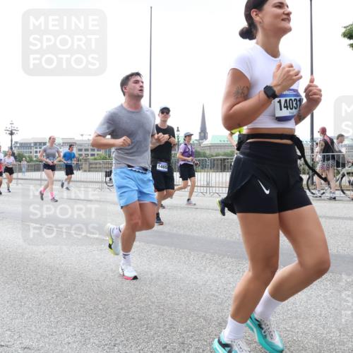 29.06.2025 - hella hamburg halbmarathon Lena Gebhardt http://msf.ph/oto/8432252 29.06.2025 10:44:21 Lombardsbrücke 1465, 14031, 1026, 1095, 1306, 1345, 1459, 1519, 1802, 1804, 2073, 2186, 2343, 2610, 2692, 3065, 3506, 3596, 4496, 4627, 4636, 4898, 4968, 5001, 5127, 5355, 5647, 5649, 5730, 5731, 5902, 5905, 6002, 6895, 7216, 7326, 7610, 7818, 7842, 8272, 8591, 8763, 8870, 8957, 9073, 9397, 9510, 9536, 9879, 10006, 10223, 10303, 10304, 10416, 11825, 11955, 12322, 12409, 12803, 12995, 13262, 13288, 13330, 13390, 13906, 14091, 14123, 14350, 14654, 14971, 18454, 18459 meine-sportfotos.de