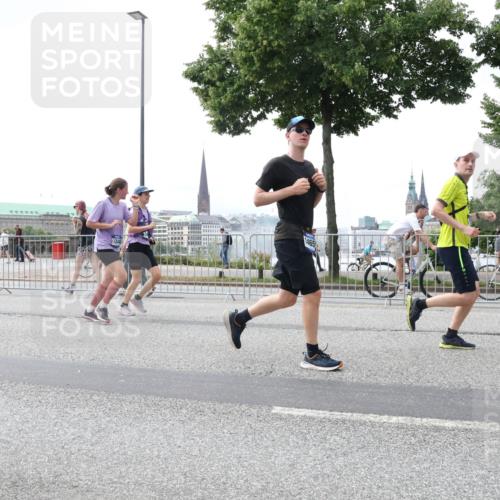 29.06.2025 - hella hamburg halbmarathon Lena Gebhardt http://msf.ph/oto/8432348 29.06.2025 10:44:23 Lombardsbrücke 1245, 1465, 1095, 1306, 1345, 1459, 1519, 1802, 1804, 2186, 2343, 2610, 2692, 3065, 3506, 3596, 4215, 4496, 4627, 4636, 4898, 4968, 5001, 5127, 5355, 5647, 5649, 5730, 5731, 5902, 5905, 6002, 6895, 7216, 7326, 7610, 7818, 7842, 8272, 8591, 8763, 8870, 8957, 9073, 9397, 9510, 9536, 9879, 10006, 10223, 10303, 10304, 10416, 11825, 11955, 12322, 12409, 12803, 12995, 13262, 13288, 13330, 13390, 13906, 14091, 14123, 14350, 14654, 14971, 18454, 18459 meine-sportfotos.de