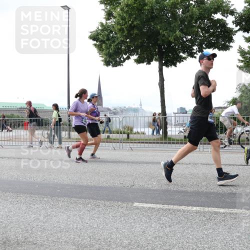 29.06.2025 - hella hamburg halbmarathon Lena Gebhardt http://msf.ph/oto/8432360 29.06.2025 10:44:23 Lombardsbrücke 1095, 1306, 1345, 1459, 1519, 1802, 1804, 2186, 2343, 2610, 2692, 3065, 3506, 3596, 4215, 4496, 4627, 4636, 4898, 4968, 5001, 5127, 5355, 5647, 5649, 5730, 5731, 5902, 5905, 6002, 6895, 7216, 7326, 7610, 7818, 7842, 8272, 8591, 8763, 8870, 8957, 9073, 9397, 9510, 9536, 9879, 10006, 10223, 10303, 10304, 10416, 11825, 11955, 12322, 12409, 12803, 12995, 13262, 13288, 13330, 13390, 13906, 14091, 14123, 14350, 14654, 14971, 18454, 18459 meine-sportfotos.de