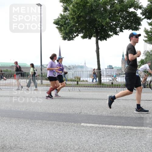 29.06.2025 - hella hamburg halbmarathon Lena Gebhardt http://msf.ph/oto/8432371 29.06.2025 10:44:23 Lombardsbrücke 1095, 1306, 1345, 1459, 1519, 1802, 1804, 2186, 2343, 2610, 2692, 3065, 3506, 3596, 4215, 4496, 4627, 4636, 4898, 4968, 5001, 5127, 5355, 5647, 5649, 5730, 5731, 5902, 5905, 6002, 6895, 7216, 7326, 7610, 7818, 7842, 8272, 8591, 8763, 8870, 8957, 9073, 9397, 9510, 9536, 9879, 10006, 10223, 10303, 10304, 10416, 11825, 11955, 12322, 12409, 12803, 12995, 13262, 13288, 13330, 13390, 13906, 14091, 14123, 14350, 14654, 14971, 18454, 18459 meine-sportfotos.de