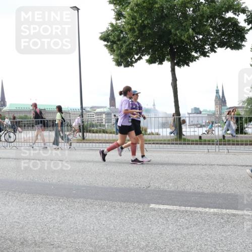 29.06.2025 - hella hamburg halbmarathon Lena Gebhardt http://msf.ph/oto/8432390 29.06.2025 10:44:23 Lombardsbrücke 1095, 1306, 1345, 1459, 1519, 1802, 1804, 2186, 2343, 2610, 2692, 3065, 3506, 3596, 4215, 4496, 4627, 4636, 4898, 4968, 5001, 5127, 5355, 5647, 5649, 5730, 5731, 5902, 5905, 6002, 6895, 7216, 7326, 7610, 7818, 7842, 8272, 8591, 8763, 8870, 8957, 9073, 9397, 9510, 9536, 9879, 10006, 10223, 10303, 10304, 10416, 11825, 11955, 12322, 12409, 12803, 12995, 13262, 13288, 13330, 13390, 13906, 14091, 14123, 14350, 14654, 14971, 18454, 18459 meine-sportfotos.de