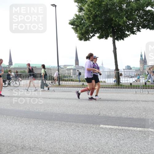 29.06.2025 - hella hamburg halbmarathon Lena Gebhardt http://msf.ph/oto/8432407 29.06.2025 10:44:23 Lombardsbrücke 7610, 1095, 1306, 1345, 1459, 1519, 1802, 1804, 2186, 2343, 2610, 2692, 3065, 3506, 3596, 4215, 4496, 4627, 4636, 4898, 4968, 5001, 5127, 5355, 5647, 5649, 5730, 5731, 5902, 5905, 6002, 6895, 7216, 7326, 7610, 7818, 7842, 8272, 8591, 8763, 8870, 8957, 9073, 9397, 9510, 9536, 9879, 10006, 10223, 10303, 10304, 10416, 11825, 11955, 12322, 12409, 12803, 12995, 13262, 13288, 13330, 13390, 13906, 14091, 14123, 14350, 14654, 14971, 18454, 18459 meine-sportfotos.de