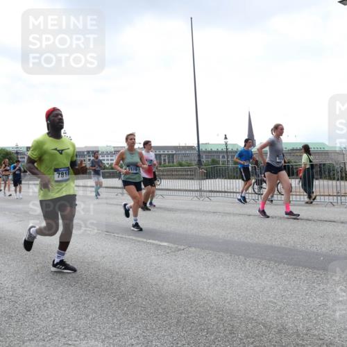 29.06.2025 - hella hamburg halbmarathon Lena Gebhardt http://msf.ph/oto/8432452 29.06.2025 10:44:24 Lombardsbrücke 7842, 7818, 1519, 1095, 1345, 1519, 1802, 1804, 2186, 2343, 2610, 2692, 3065, 3506, 3596, 4215, 4496, 4627, 4636, 4898, 4968, 5001, 5127, 5355, 5647, 5649, 5730, 5731, 5902, 5905, 6002, 7216, 7326, 7610, 7818, 7842, 8272, 8591, 8763, 8870, 8957, 9073, 9397, 9510, 9536, 9879, 10006, 10223, 10303, 10304, 10416, 11825, 11955, 12322, 12409, 12803, 12995, 13262, 13288, 13330, 13390, 13906, 14091, 14123, 14350, 14654, 14681, 14971, 18454, 18459 meine-sportfotos.de