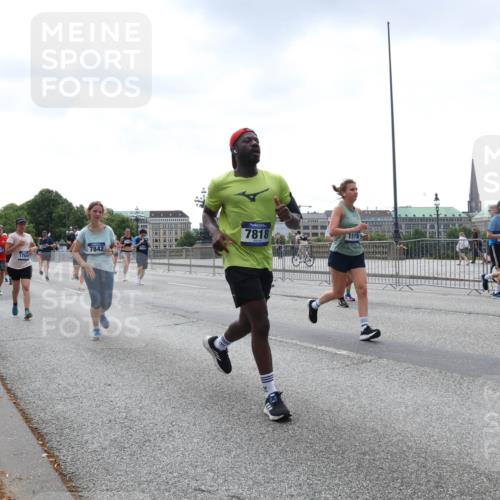 29.06.2025 - hella hamburg halbmarathon Lena Gebhardt http://msf.ph/oto/8432478 29.06.2025 10:44:24 Lombardsbrücke 7818, 1519, 127, 7842, 1784, 1095, 1345, 1519, 1802, 1804, 2186, 2343, 2610, 2692, 3065, 3506, 3596, 4215, 4496, 4627, 4636, 4898, 4968, 5001, 5127, 5355, 5647, 5649, 5730, 5731, 5902, 5905, 6002, 7216, 7326, 7610, 7818, 7842, 8272, 8591, 8763, 8870, 8957, 9073, 9397, 9510, 9536, 9879, 10006, 10223, 10303, 10304, 10416, 11825, 11955, 12322, 12409, 12803, 12995, 13262, 13288, 13330, 13390, 13906, 14091, 14123, 14350, 14654, 14681, 14971, 18454, 18459 meine-sportfotos.de