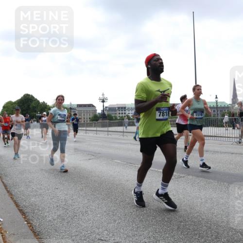 29.06.2025 - hella hamburg halbmarathon Lena Gebhardt http://msf.ph/oto/8432500 29.06.2025 10:44:24 Lombardsbrücke 17844, 7842, 7818, 7610, 1519, 1095, 1345, 1519, 1802, 1804, 2186, 2343, 2610, 2692, 3065, 3506, 3596, 4215, 4496, 4627, 4636, 4898, 4968, 5001, 5127, 5355, 5647, 5649, 5730, 5731, 5902, 5905, 6002, 7216, 7326, 7610, 7818, 7842, 8272, 8591, 8763, 8870, 8957, 9073, 9397, 9510, 9536, 9879, 10006, 10223, 10303, 10304, 10416, 11825, 11955, 12322, 12409, 12803, 12995, 13262, 13288, 13330, 13390, 13906, 14091, 14123, 14350, 14654, 14681, 14971, 18454, 18459 meine-sportfotos.de
