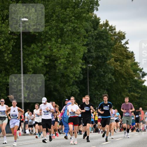 29.06.2025 - hella hamburg halbmarathon Dr. Thomas Lammeyer http://msf.ph/oto/8432501 29.06.2025 10:52:41 Kennedybrücke 1045, 1246, 1463, 1639, 1645, 1720, 2148, 2627, 2704, 3049, 3077, 3215, 3504, 3933, 4037, 4856, 5714, 5886, 5952, 6950, 7412, 7427, 7970, 8077, 8310, 8948, 9696, 9775, 9787, 10366, 10991, 11351 meine-sportfotos.de