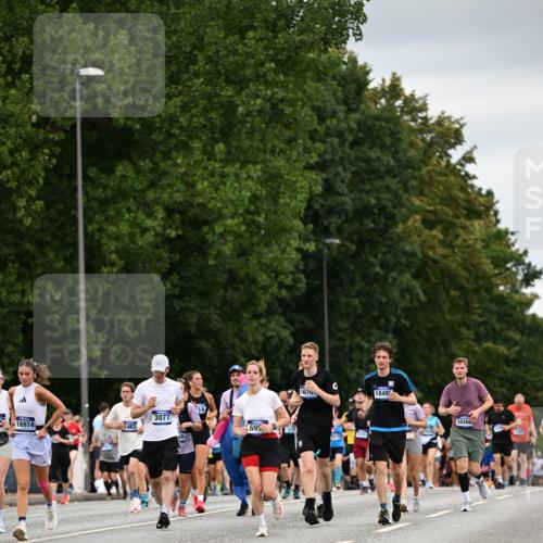 29.06.2025 - hella hamburg halbmarathon Dr. Thomas Lammeyer http://msf.ph/oto/8432512 29.06.2025 10:52:41 Kennedybrücke 1045, 1246, 1463, 1639, 1645, 1720, 2148, 2627, 2704, 3049, 3077, 3215, 3504, 3933, 4037, 4856, 5714, 5886, 5952, 6950, 7412, 7427, 7970, 8077, 8310, 8948, 9696, 9775, 9787, 10366, 10991, 11351 meine-sportfotos.de
