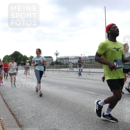 29.06.2025 - hella hamburg halbmarathon Lena Gebhardt http://msf.ph/oto/8432527 29.06.2025 10:44:25 Lombardsbrücke 12803, 272, 17844, 7842, 7818, 19, 1345, 1519, 1802, 1804, 2186, 2343, 2610, 2674, 2692, 3065, 3506, 3596, 4215, 4496, 4636, 4898, 4968, 5001, 5127, 5355, 5647, 5649, 5730, 5731, 5902, 5905, 6002, 7216, 7326, 7610, 7818, 7842, 8272, 8591, 8763, 8870, 8957, 9073, 9331, 9333, 9397, 9510, 9536, 9879, 10006, 10223, 10303, 10304, 10416, 11825, 11955, 12322, 12409, 12803, 12995, 13262, 13288, 13330, 13390, 13906, 14091, 14123, 14350, 14654, 14681, 14971, 18454, 18459 meine-sportfotos.de