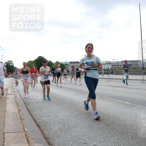 29.06.2025 - hella hamburg halbmarathon Lena Gebhardt http://msf.ph/oto/8432623 29.06.2025 10:44:25 Lombardsbrücke 12803, 8272, 17844, 7842, 5730, 1345, 1519, 1802, 1804, 2186, 2343, 2610, 2674, 2692, 3065, 3506, 3596, 4215, 4496, 4636, 4898, 4968, 5001, 5127, 5355, 5647, 5649, 5730, 5731, 5902, 5905, 6002, 7216, 7326, 7610, 7818, 7842, 8272, 8591, 8763, 8870, 8957, 9073, 9331, 9333, 9397, 9510, 9536, 9879, 10006, 10223, 10303, 10304, 10416, 11825, 11955, 12322, 12409, 12803, 12995, 13262, 13288, 13330, 13390, 13906, 14091, 14123, 14350, 14654, 14681, 14971, 18454, 18459 meine-sportfotos.de