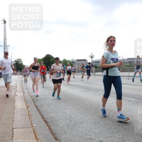 29.06.2025 - hella hamburg halbmarathon Lena Gebhardt http://msf.ph/oto/8432643 29.06.2025 10:44:25 Lombardsbrücke 12803, 8272, 17844, 7842, 1345, 1519, 1802, 1804, 2186, 2343, 2610, 2674, 2692, 3065, 3506, 3596, 4215, 4496, 4636, 4898, 4968, 5001, 5127, 5355, 5647, 5649, 5730, 5731, 5902, 5905, 6002, 7216, 7326, 7610, 7818, 7842, 8272, 8591, 8763, 8870, 8957, 9073, 9331, 9333, 9397, 9510, 9536, 9879, 10006, 10223, 10303, 10304, 10416, 11825, 11955, 12322, 12409, 12803, 12995, 13262, 13288, 13330, 13390, 13906, 14091, 14123, 14350, 14654, 14681, 14971, 18454, 18459 meine-sportfotos.de