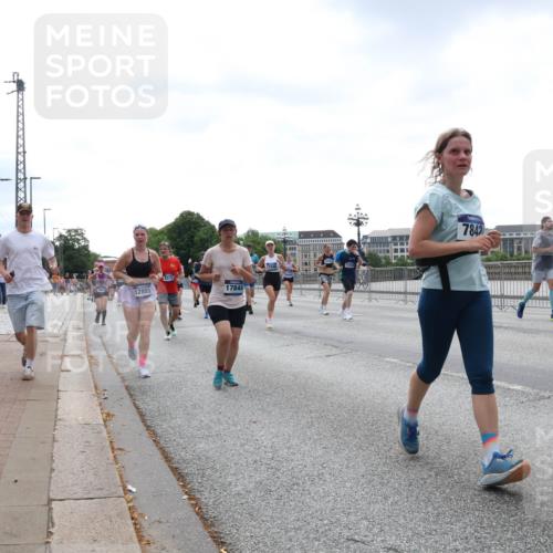 29.06.2025 - hella hamburg halbmarathon Lena Gebhardt http://msf.ph/oto/8432658 29.06.2025 10:44:26 Lombardsbrücke 12803, 8272, 1784, 7842, 1345, 1519, 1802, 1804, 2186, 2343, 2610, 2674, 2692, 3065, 3506, 3596, 4215, 4496, 4636, 4898, 4968, 5001, 5127, 5355, 5647, 5649, 5730, 5731, 5902, 5905, 6002, 7216, 7326, 7610, 7818, 7842, 8272, 8591, 8763, 8957, 9073, 9331, 9333, 9397, 9510, 9536, 9879, 10006, 10223, 10303, 10304, 10416, 11825, 11955, 12322, 12409, 12803, 12995, 13262, 13288, 13330, 13390, 13906, 14091, 14123, 14350, 14654, 14681, 14971, 18454, 18459 meine-sportfotos.de