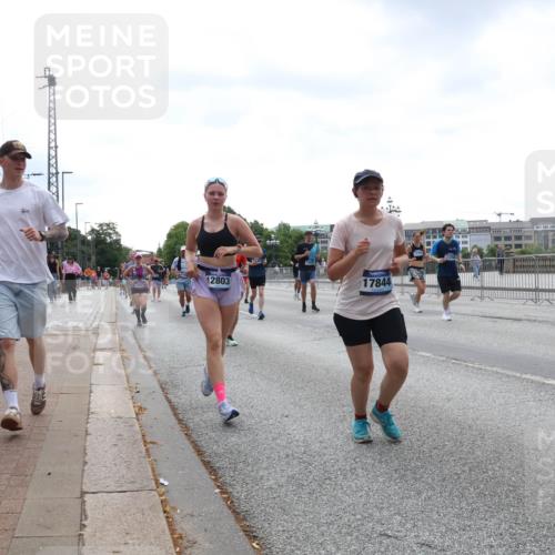 29.06.2025 - hella hamburg halbmarathon Lena Gebhardt http://msf.ph/oto/8432789 29.06.2025 10:44:27 Lombardsbrücke 12803, 17844, 1345, 1519, 1802, 1804, 2186, 2343, 2610, 2674, 2692, 3065, 3506, 3596, 4215, 4496, 4636, 4898, 4968, 5001, 5127, 5355, 5647, 5649, 5730, 5731, 5902, 5905, 6002, 7216, 7326, 7610, 7818, 7842, 8272, 8591, 8763, 8957, 9073, 9331, 9333, 9397, 9510, 9536, 9879, 10006, 10223, 10303, 10304, 10416, 11825, 11955, 12322, 12409, 12803, 12995, 13262, 13288, 13330, 13390, 13906, 14091, 14123, 14350, 14654, 14681, 14971, 18454, 18459 meine-sportfotos.de