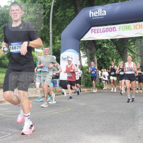 29.06.2025 - hella hamburg halbmarathon KatJ http://msf.ph/oto/8432797 29.06.2025 10:43:23 Zwischen KM18-KM19 1972, 2982, 3042, 4152, 4594, 5418, 7037, 8255, 8393 meine-sportfotos.de