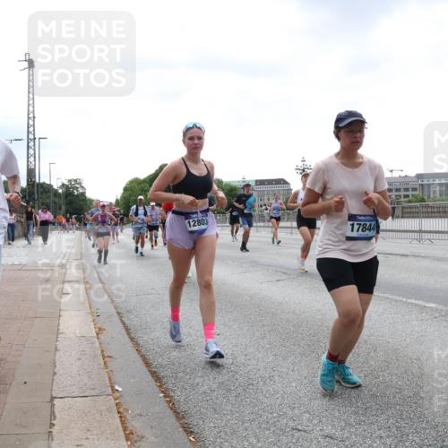 29.06.2025 - hella hamburg halbmarathon Lena Gebhardt http://msf.ph/oto/8432829 29.06.2025 10:44:27 Lombardsbrücke 12803, 17844, 1345, 1519, 1802, 1804, 2186, 2343, 2610, 2674, 2692, 3065, 3506, 3596, 4215, 4496, 4636, 4898, 4968, 5001, 5127, 5355, 5647, 5649, 5730, 5731, 5902, 5905, 6002, 7216, 7326, 7610, 7818, 7842, 8272, 8591, 8763, 8957, 9073, 9331, 9333, 9397, 9510, 9536, 9879, 10006, 10223, 10303, 10304, 10416, 11825, 11955, 12322, 12409, 12803, 12995, 13262, 13288, 13330, 13390, 13906, 14091, 14123, 14350, 14654, 14681, 14971, 18454, 18459 meine-sportfotos.de