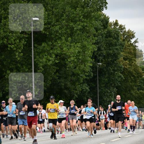 29.06.2025 - hella hamburg halbmarathon Dr. Thomas Lammeyer http://msf.ph/oto/8432837 29.06.2025 10:52:51 Kennedybrücke 1157, 1246, 1392, 1463, 1639, 1701, 1720, 2627, 2704, 3049, 3077, 3215, 4327, 4856, 5010, 5714, 5952, 6950, 7394, 7427, 7970, 8077, 9552, 9691, 9775, 9787, 10366, 10794, 11000 meine-sportfotos.de